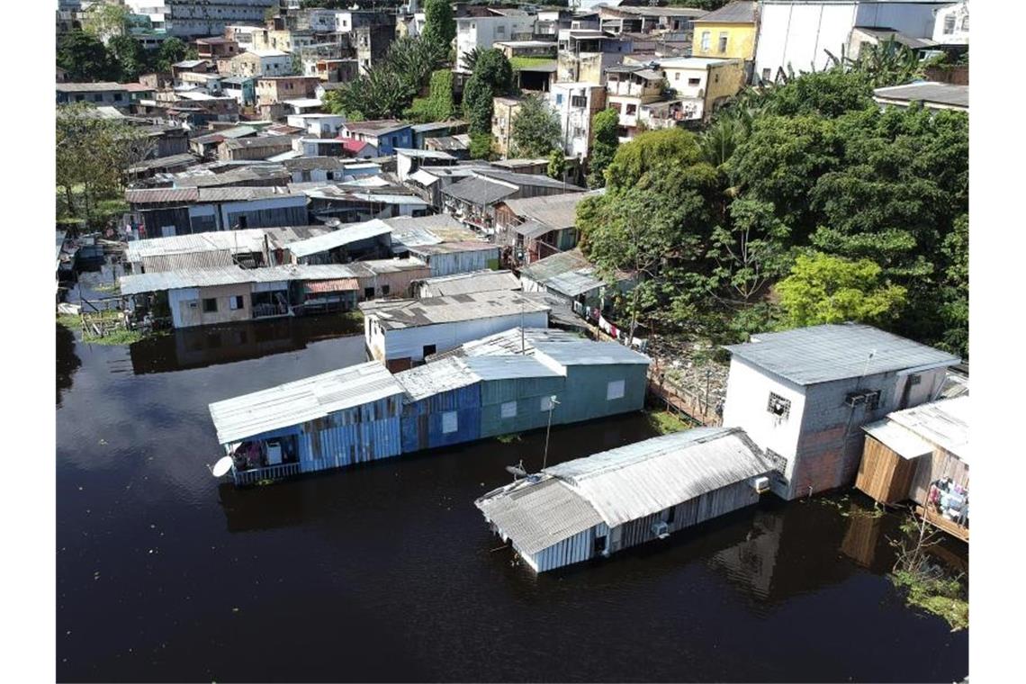 Rekord-Hochwasser in Brasilien Häuser in Manaus, die vom Wasser des Flusses Negro überflutet wurden. Foto: Edmar Barros/AP/dpa