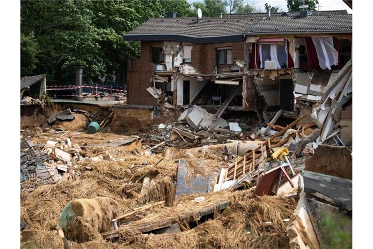 Häuser sind in Folge der Unterspülung durch das Hochwasser eingestürzt oder einsturzgefährdet - die Abläufe der Fluthilfe werden nun überprüft. Foto: Jonas Güttler/dpa/Archivbild