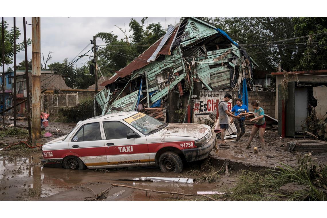 Unwetter in Mexiko: Mehr als 40 Tote und viele Vermisste Häuser wurden beschädigt, Autos mit der Strömung wegschwemmt.