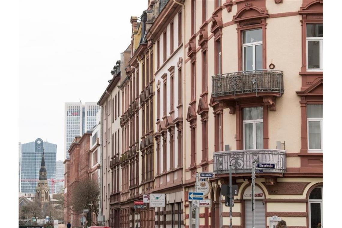 Kein Schadenersatz vom Land wegen verpatzter Mietpreisbremse Häuserfronten in Frankfurt am Main. Foto: Fabian Sommer/dpa