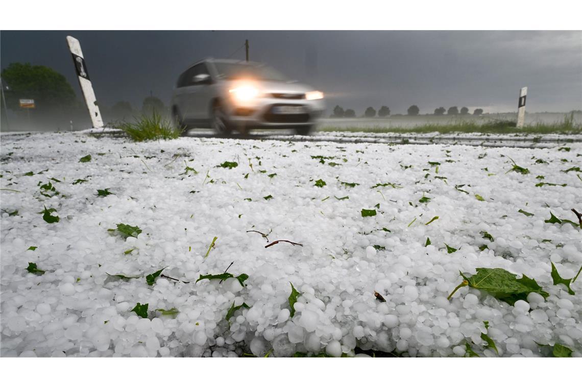 Bilder des Tages Hagel liegt auf der Straße. Ein Unwetter hatte sich zuvor in der Region um Laupheim mit Blitz und Hagel entladen.