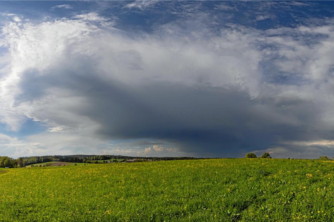 Hagel mit Korngrößen um drei Zentimetern und mitunter schweren Sturmböen sind heute Abend und Nacht möglich. Symbolfoto: Alexander Becher 