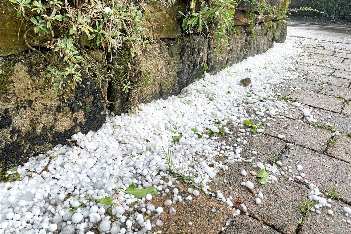 Hagelschauer im Rems-Murr-Kreis Hagelkörner so groß wir Murmeln hat Bernd Strohmaier in Unterbrüden fotografiert.
