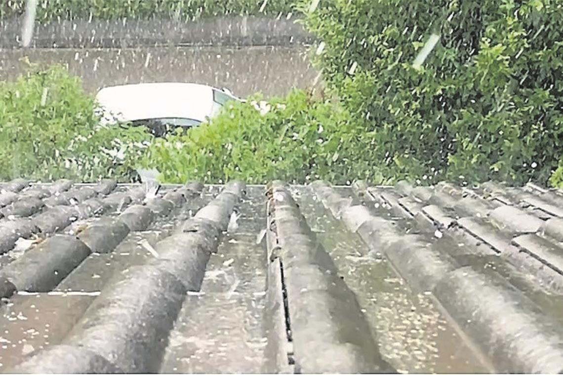 Hagelschlag in Backnang: Das Gewitter hat zunächst keinen Betrieb auf dem Rummelplatz zugelassen. Foto und Video: A. Becher