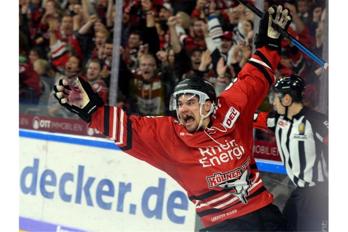 Haie Spieler Kevin Gagne jubelt über seinen Führungstreffer im Derby gegen Düsseldorf. Foto: Roberto Pfeil/dpa