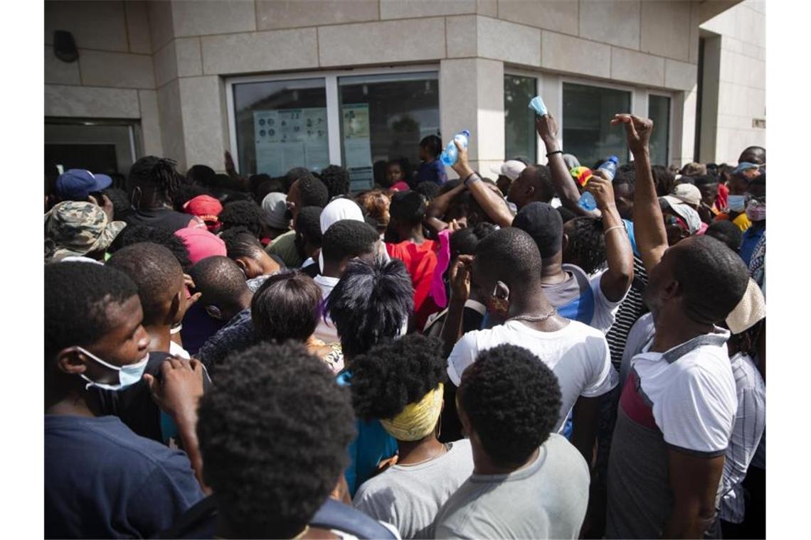 Nach Präsidenten-Mord: Haiti wählt neuen Staatschef Haitianer versammeln sich vor der US-Botschaft in Port-au-Prince inmitten von Gerüchten im Radio und in den sozialen Medien, dass die USA Exil- und humanitäre Visa ausstellen werden. Foto: Joseph Odelyn/AP/dpa
