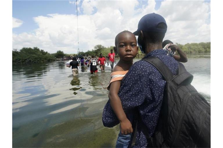 Haitianische Migranten benutzen einen Damm bei Del Rio, Texas, um von Mexiko aus in die Vereinigten Staaten zu gelangen. Foto: Eric Gay/AP/dpa