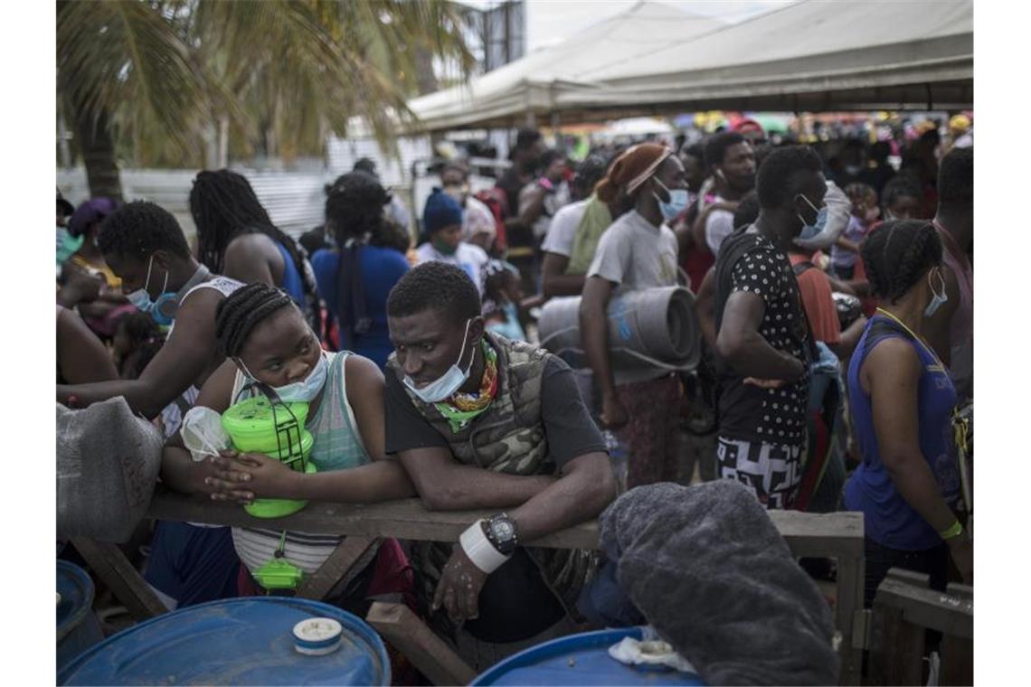 Tausende Migranten harren in Kolumbien aus Haitianische Migranten warten darauf, an Bord eines Boots in Richtung Capurgana nahe der Grenze zu Panama zu gehen. Foto: Ivan Valencia/AP/dpa