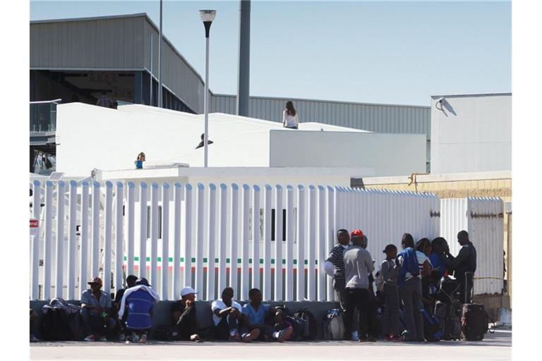 Haitianische Migranten warten in Tijuana auf eine Chance, die Grenze zwischen Mexiko und den USA zu überwinden. Foto: Alejandro Zepeda/EFE/dpa/Archiv