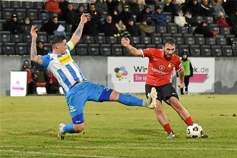 Hakan Kutlu (am Ball) und die SG Sonnenhof schossen in der laufenden Oberliga-Saison schon zehn Heimsiege heraus. Foto: Tobias Sellmaier