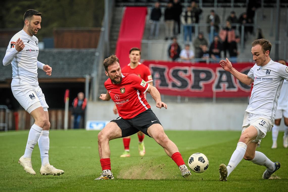Hakan Kutlu (Mitte) und die SG Sonnenhof haben neben den letzten Oberliga-Spielen schon die Relegation im Blick. Foto: Alexander Becher