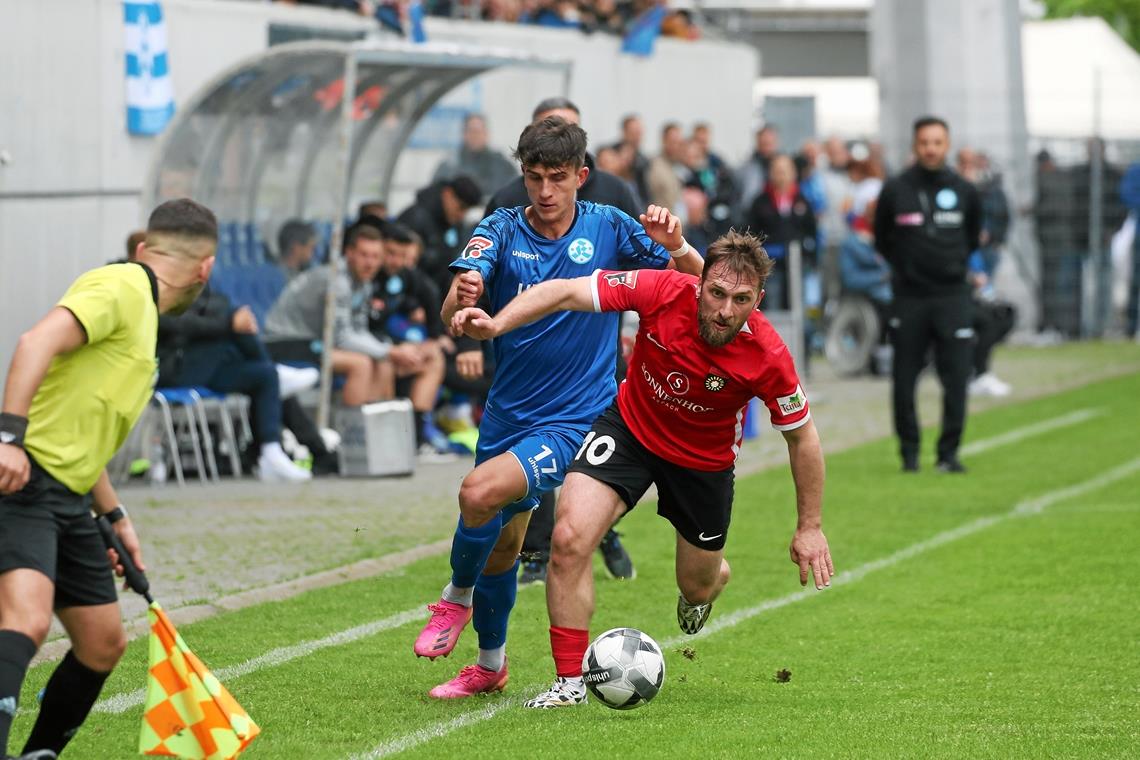Die SG Sonnenhof Großaspach robbt sich an die Ziellinie ran Hakan Kutlu (rechts) und Aspach lieferten sich mit Meister Stuttgart und Konrad Riehle übers gesamte Spiel ein enges Duell. Foto: Herbert Rudel
