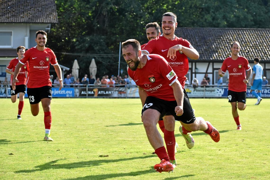 Hakan Kutlu (vorne) krönt seine starke Leistung mit dem Treffer zum 2:0 für die Großaspacher Fußballer. Foto: Tankred Volkmer