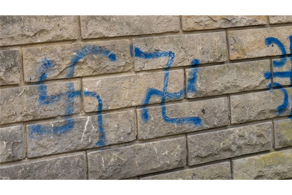 Von Hakenkreuz bis Hitlergruß – rechtsextremistische Vorfälle nehmen zu Hakenkreuz-Schmierereien an einer Schule (Symbolbild).