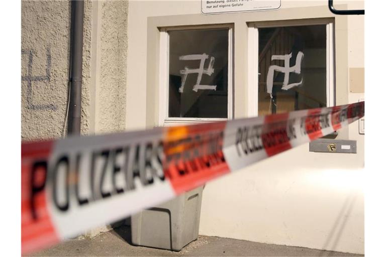 Hakenkreuze sind an der Wand einer Notunterkunft für Flüchtlinge, von unbekannten Tätern aufgepinselt worden. Foto: Thomas Warnack/Archiv