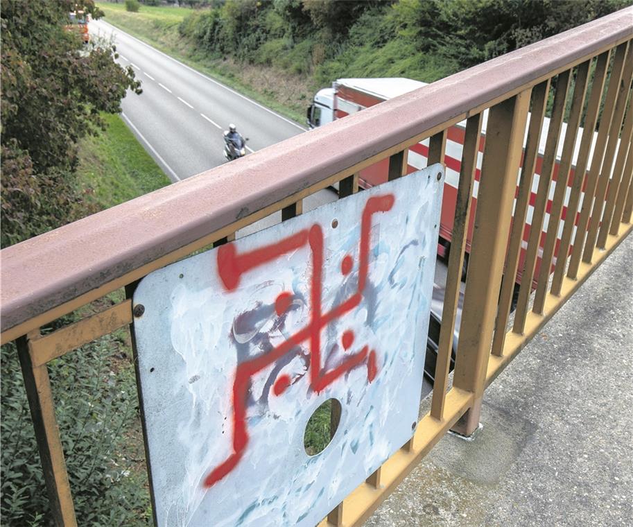 Hakenkreuze wie dieses verschandeln seit einigen Wochen das Straßenbild. Fotos: A. Becher