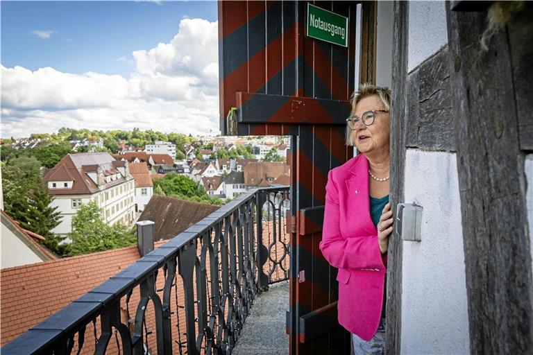 Halb in der Tür stehend kann Inge Wagner trotz ihrer Höhenangst den Blick aus dem Stadtturm genießen. Fotos: Alexander Becher 