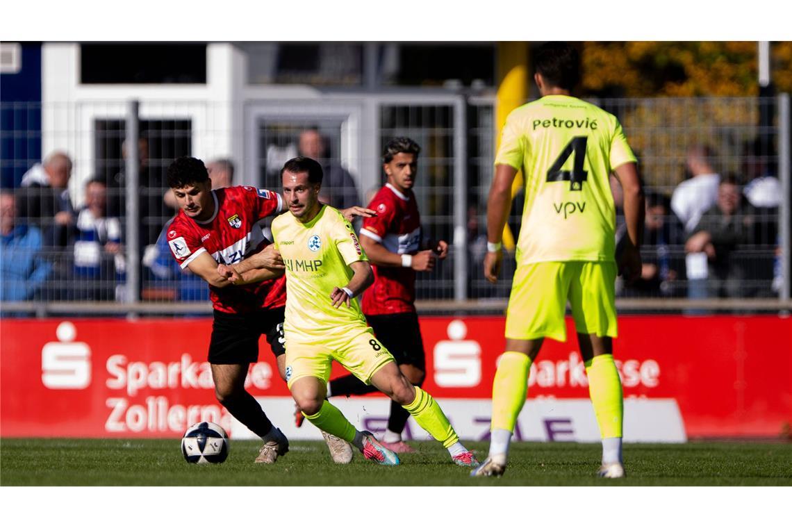 Halim Eroglu (li.) im Zweikampf mit Kickers-Spieler David Tomic steckt mit der TSG Balingen im Regionalliga-Abstiegskampf.
