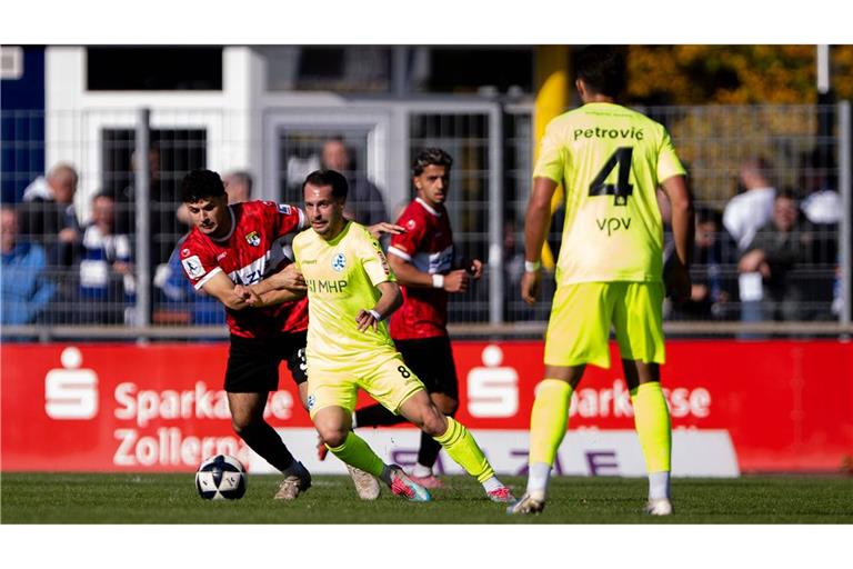 Halim Eroglu (li.) im Zweikampf mit Kickers-Spieler David Tomic steckt mit der TSG Balingen im Regionalliga-Abstiegskampf.