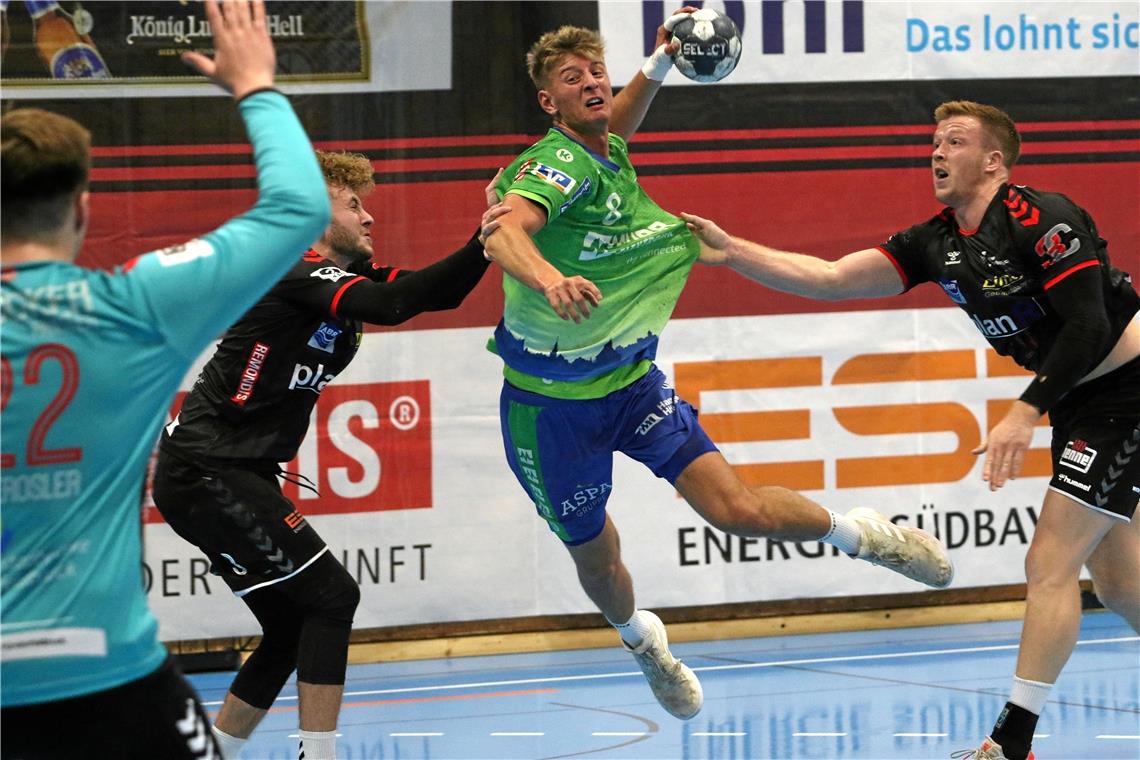 Halt, hiergeblieben: Felix Raff wird von zwei Spielern des TuS Fürstenfeldbruck beim Wurf gestört. Der HCOB-Handballer und seine Mitstreiter zogen am Ende den Kürzeren. Foto: A. Hornauer