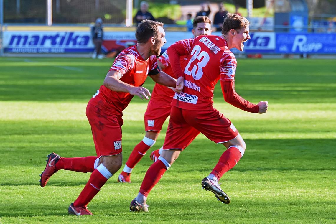 TSG Backnang siegt dank guter Moral und dem nötigen Glück Halt, hiergeblieben: Jannik Dannhäußer (Nummer 23) bejubelt sein 3:2, Kapitän Julian Geldner hängt schon an ihm dran. Foto: Tobias Sellmaier