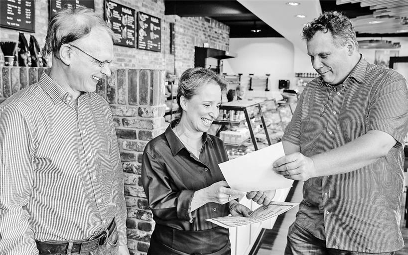 Halten Rosa Sciotta-Cilla für die freundlichste Bäckereifachverkäuferin der Stadt, die darüber hinaus den besten Espresso in Backnang macht: Bernd Ludwig (rechts) und Andreas Wagner finden, das muss anerkannt werden, und überreichen der Italienerin zwei Urkunden. Foto: A. Becher