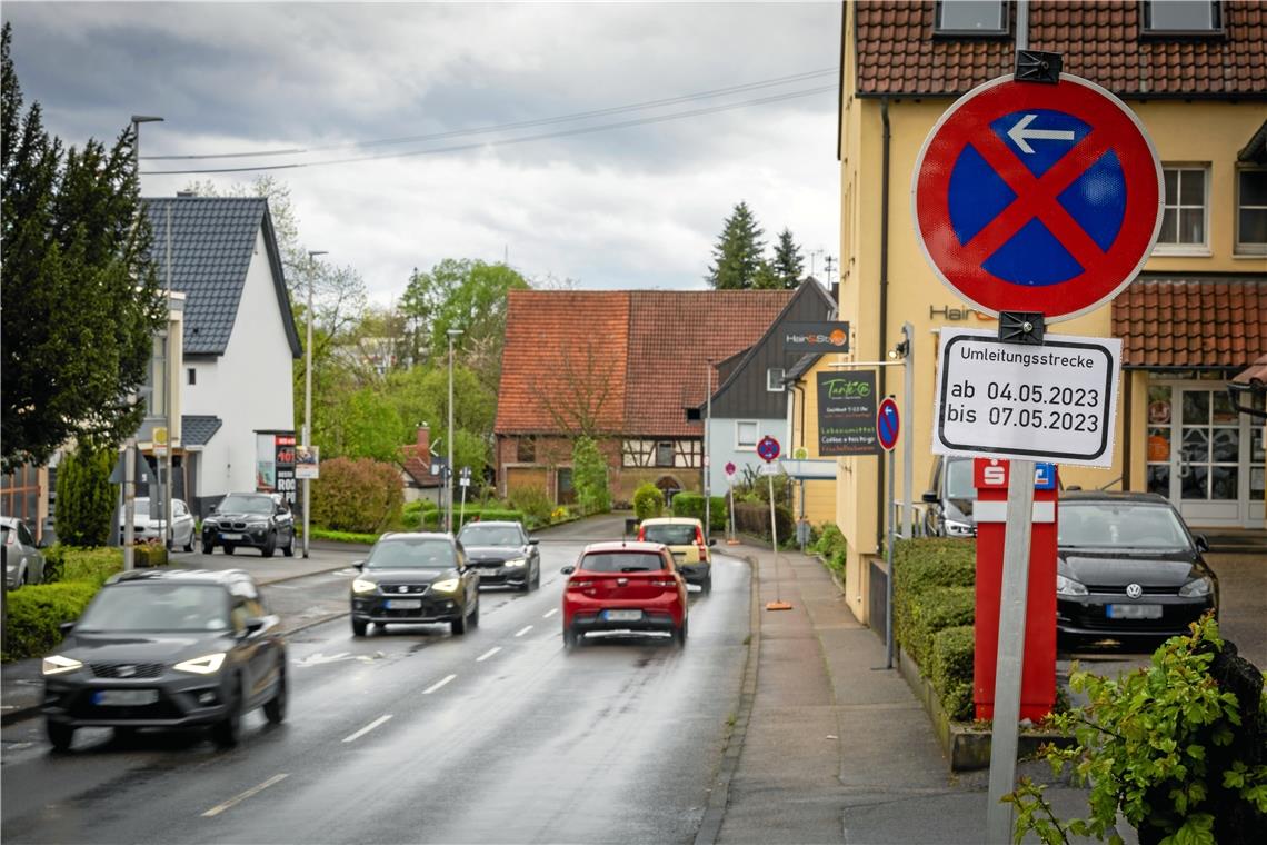 B14 von Donnerstag bis Sonntag voll gesperrt Halteverbotsschilder in Waldrems sind Vorboten auf die Sperrung der B 14 zwischen Waldrems und Maubach. Foto: Alexander Becher