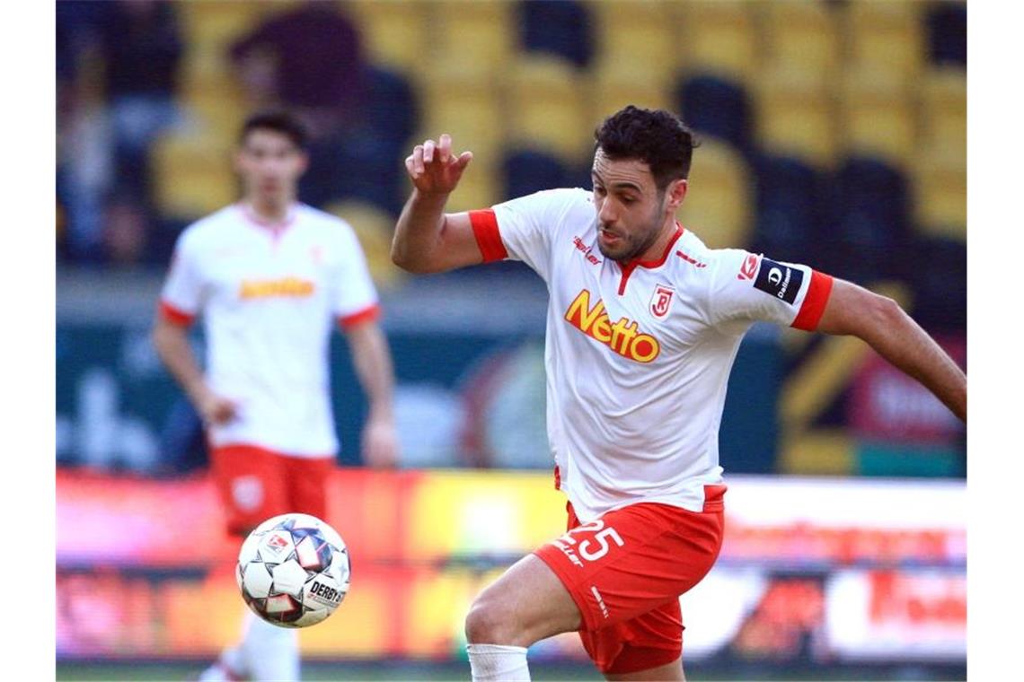 VfB Stuttgart holt Torwart Bredlow und Stürmer Al Ghaddioui Hamadi Al Ghaddioui am Ball. Foto: Daniel Schäfer/Archivbild