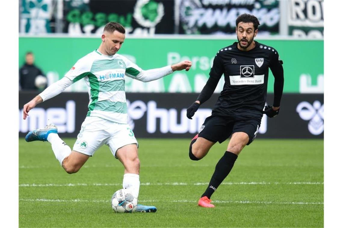 Aufstiegskandidaten patzen: Pleiten für VfB und HSV Hamadi Al Ghaddioui hatte mit dem VfB das Nachsehen gegen Paul Seguin und die nSpVgg Greuther Fürth. Foto: Nicolas Armer/dpa