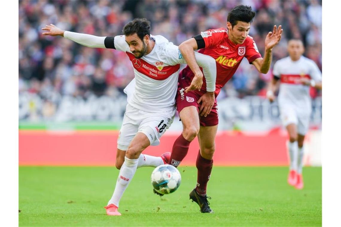VfB Stuttgart vorerst ohne Al Ghaddioui und Förster Hamadi Al Ghaddioui (l) in Aktion gegen Marcel Correia (r). Foto: Tom Weller/dpa/Archivbild