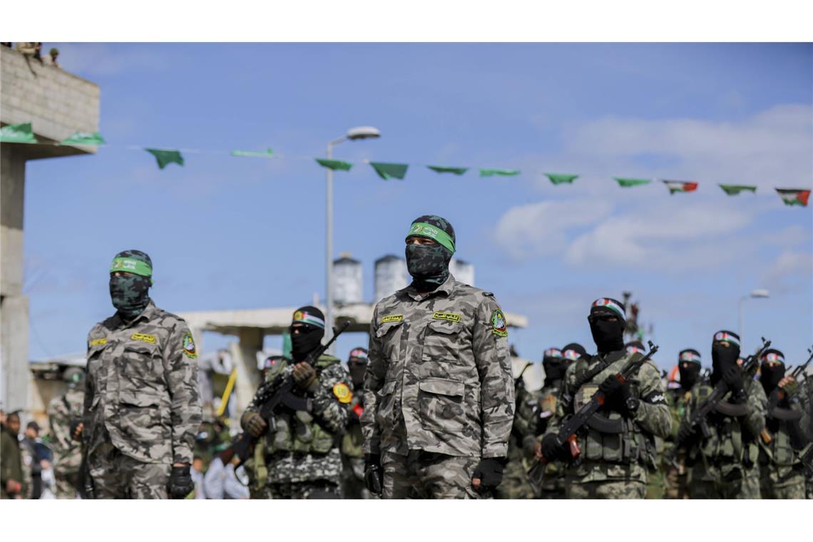 Hamas-Kämpfer bei der Übergabe von israelischen Geiseln (Archivbild)
