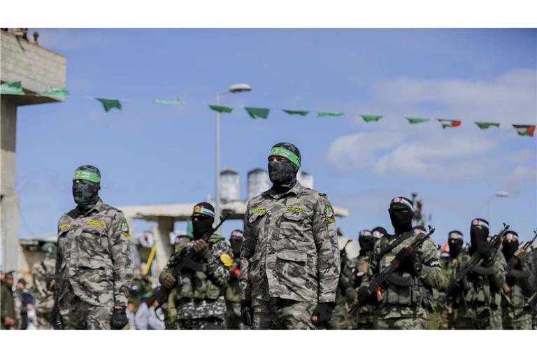 Hamas-Kämpfer bei der Übergabe von israelischen Geiseln (Archivbild)