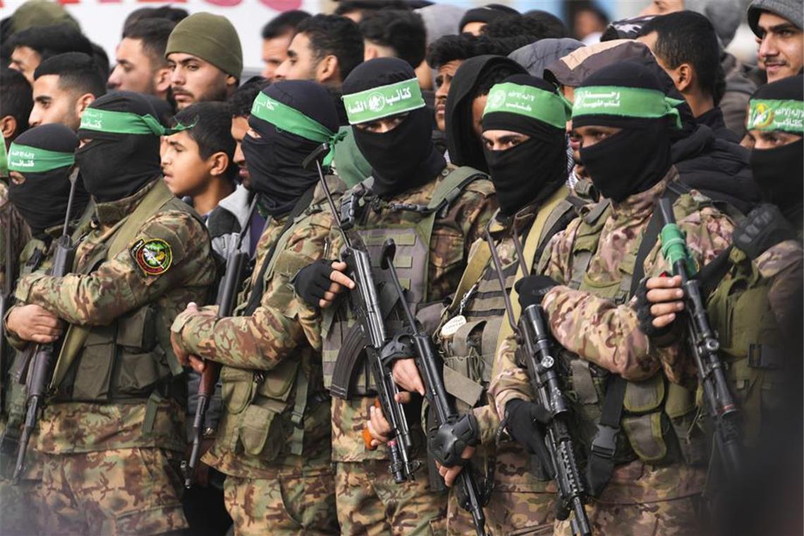 Hamas-Kämpfer stehen in Formation. (Archivbild)