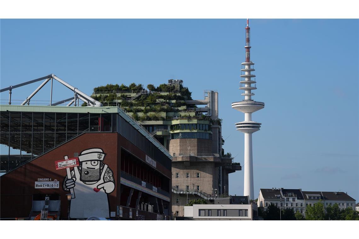 Hamburg: Blick auf den begrünten St.-Pauli-Hochbunker auf dem Heiligengeistfeld.