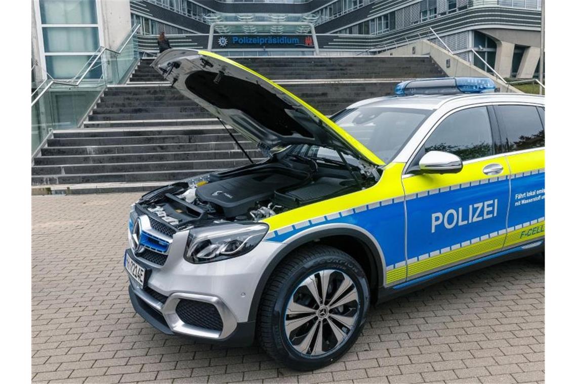 Hamburg hat schon diesen Mercedes-Benz GLC F-Cell mit Brennstoffzellenantrieb als Streifenwagen. Foto: Markus Scholz/dpa