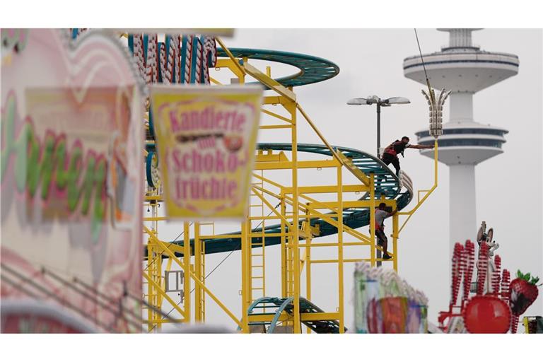 Hamburger DOM-Aufbau im Regen