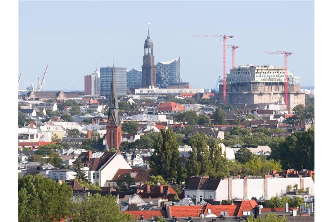 Immobilien-Gutachter: Preisspirale dreht sich weiter Hamburger Stadtpanorama. Für Häuser, Wohnungen und Grundstücke müssen die Menschen in Deutschland immer tiefer in die Tasche greifen. Foto: Jonas Walzberg/dpa
