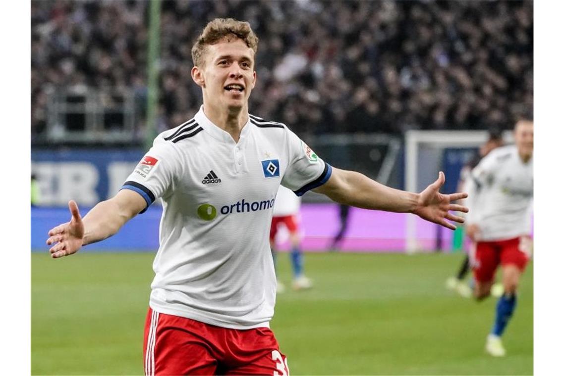 Darmstadt an Tabellenführung - Lieberknecht: „Wie im Rausch“ Hamburgs Anssi Suhonen feiert seinen Treffer zum 4:1-Sieg über Jahn Regensburg. Foto: Axel Heimken/dpa