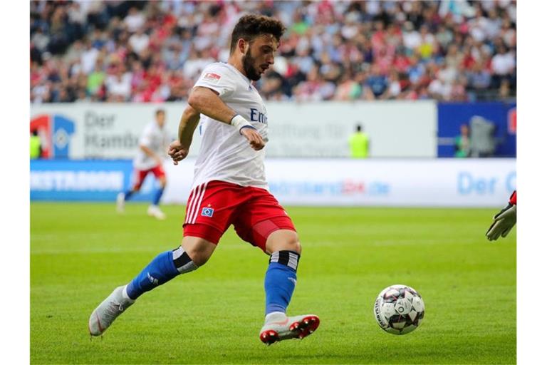 Hamburgs Arianit Ferati spielt den Ball. Foto: Christian Charisius/Archivbild