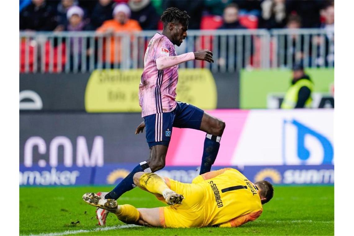 Hamburgs Bakery Jatta scheitert an Sandhausens Torwart Martin Fraisl. Foto: Uwe Anspach/dpa