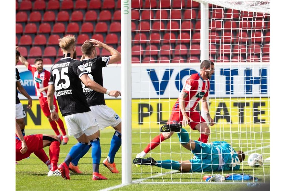 Hamburgs Beyer (3.v.r.) verursacht das Eigentor zum 1:1 gegen HSV-Torwart Julian Pollersbeck (r). Foto: Tom Weller/dpa