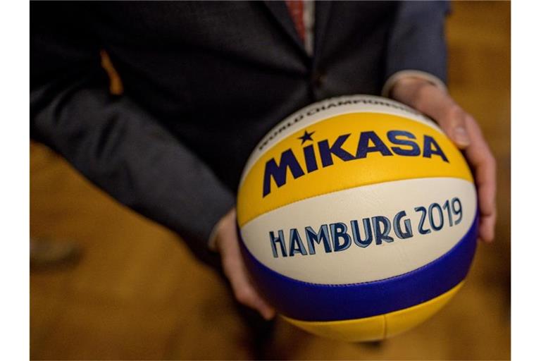 Hamburgs Erster Bürgermeister Peter Tschentscher hat die Beachvolleyball-WM 2019 eröffnet. Foto: Axel Heimken