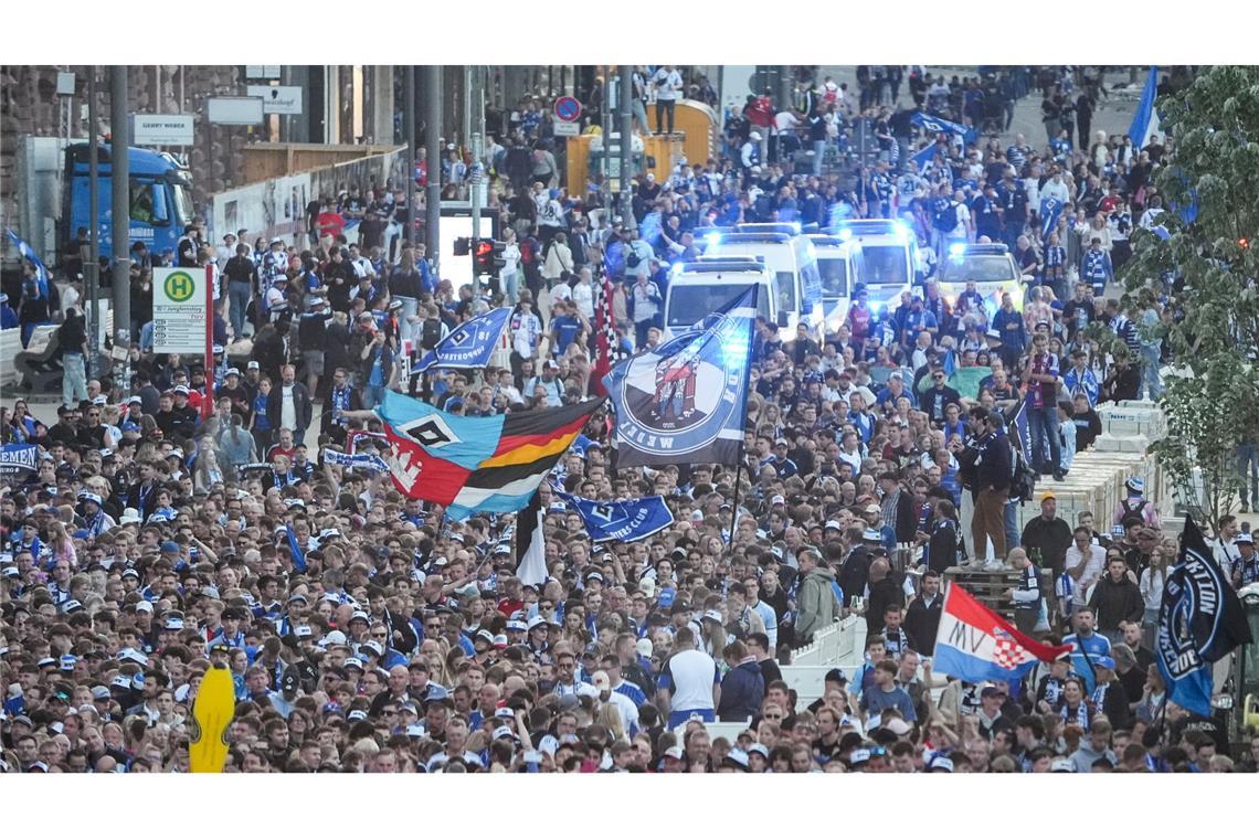 Bilder des Tages Hamburgs Fußballfans jubeln und feiern auf dem Jungfernstieg - dieZweitliga-Teams der Männer und der Frauen des Hamburger SV sind in die Bundesliga aufgestiegen.