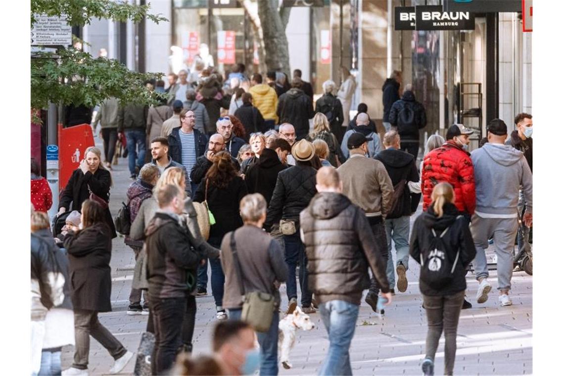 Hamburgs Innenstadt ist am verkaufsoffenen Sonntag von Kunden und Spaziergängern gut besucht. Foto: Markus Scholz/dpa