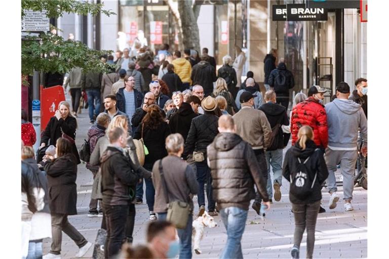 Hamburgs Innenstadt ist am verkaufsoffenen Sonntag von Kunden und Spaziergängern gut besucht. Foto: Markus Scholz/dpa
