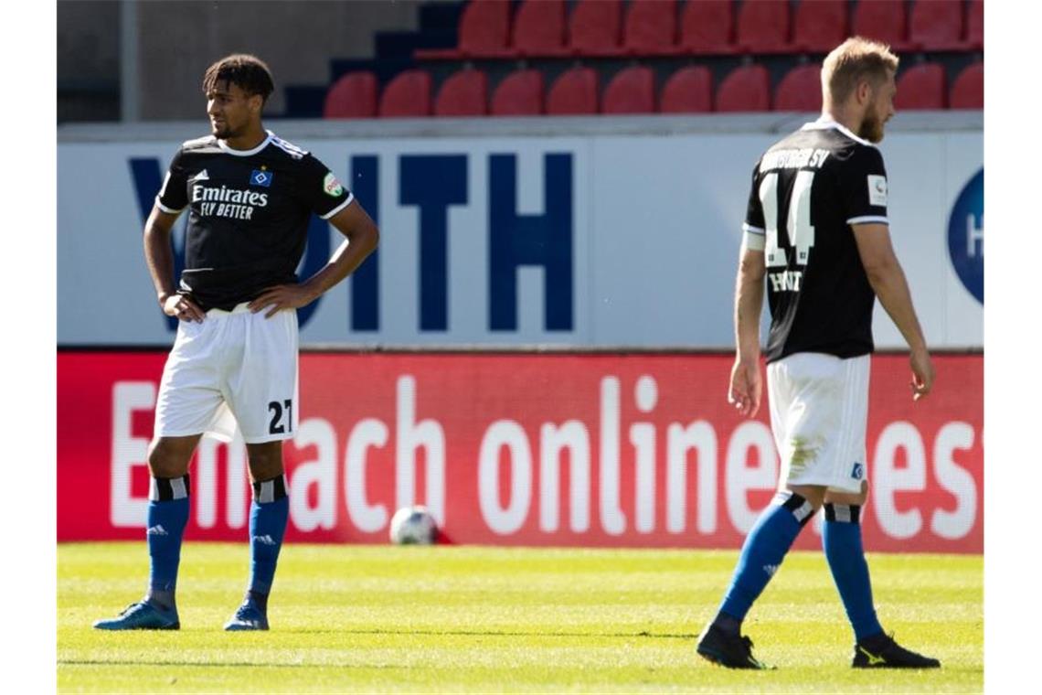 Hamburgs Josha Vagnoman (l) und Aaron Hunt wirken nach der Last-Minute-Niederlage geschockt. Foto: Tom Weller/dpa