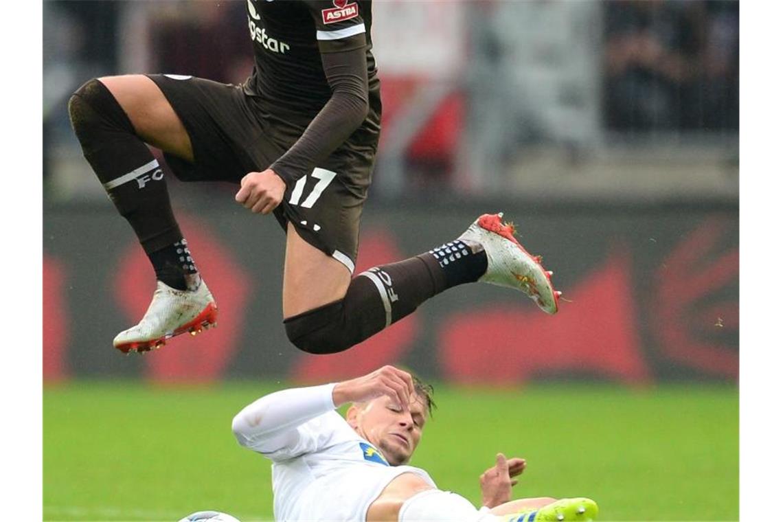 Hamburgs Matt Penney (l.) und Sandhausens Julius Biada kämpfen um den Ball. Foto: Daniel Bockwoldt