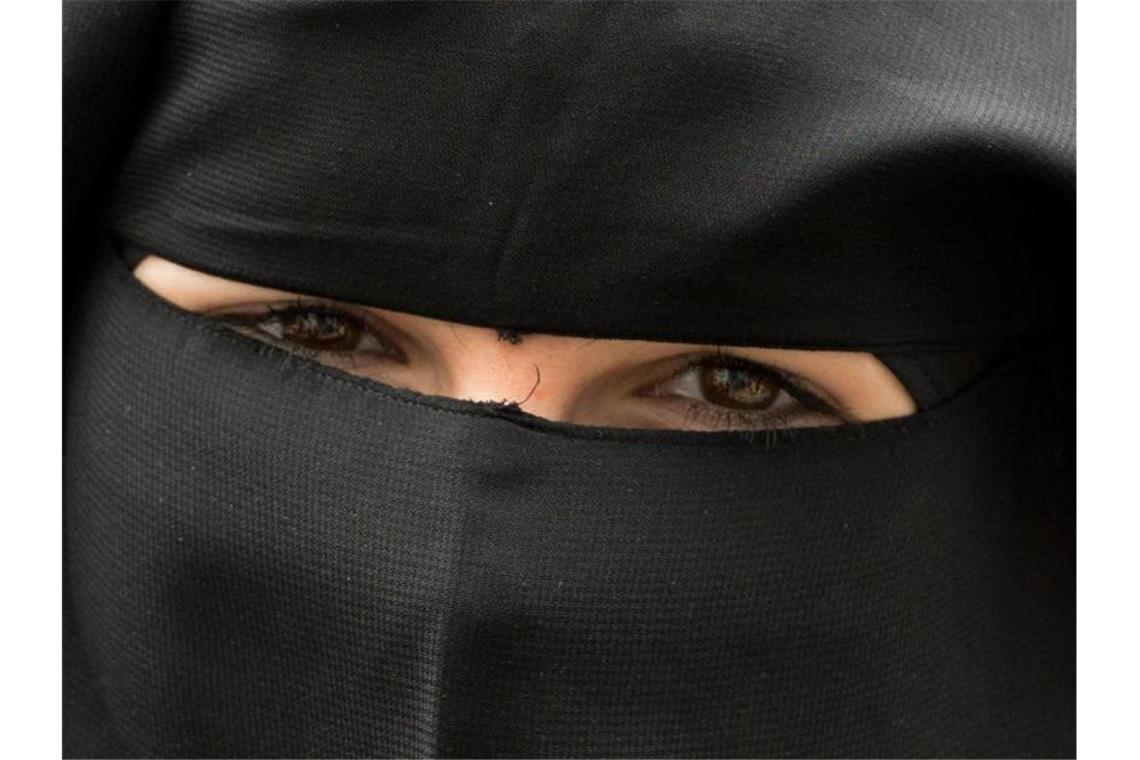 Nikab-Urteil: Hamburg und Kiel wollen Schulgesetz ändern Hamburgs Schulsenator Rabe will in der Debatte um ein Nikab-Verbot an Schulen so schnell wie möglich das Hamburger Schulgesetz ändern. Foto: Boris Roessler/dpa