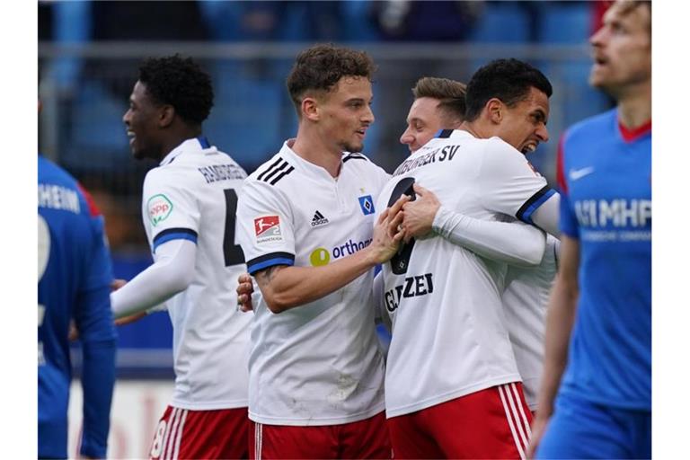 Hamburgs Sonny Kittel (3.v.r) freut sich mit seinen Mitspielern über das 2:0. Foto: Marcus Brandt/dpa