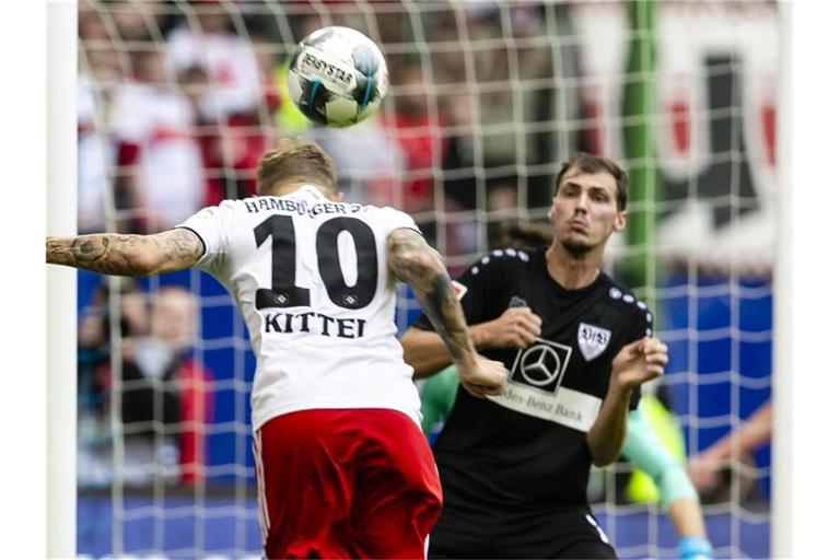 Hamburgs Sonny Kittel und Stuttgarts Pascal Stenzel (l-r.) bemühen sich um den Ball. Foto: Frank Molter/dpa